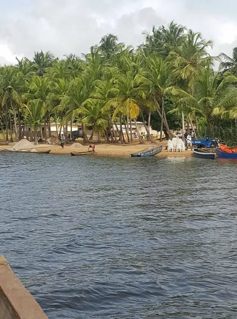 2 hectare a vendre a Lauzoua en bordures de la lagune, site très paradisiaque, lauzoua est a 150km d'Abidjan après grand lahou sur la côtière, site touristique aussi.