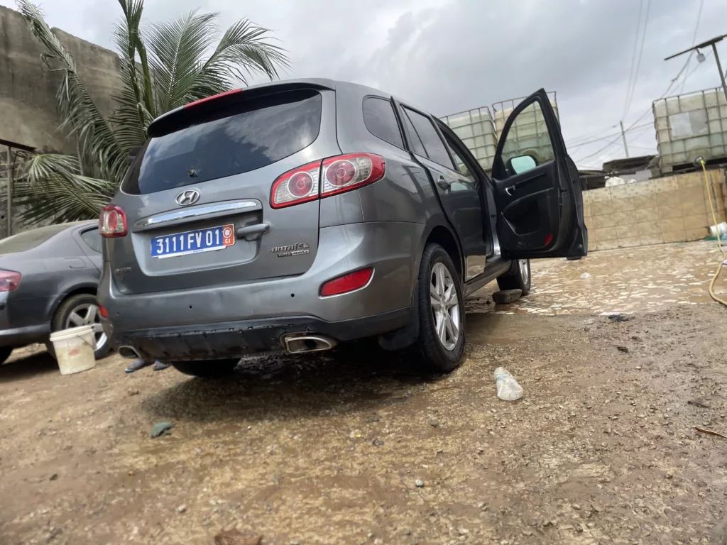 RAPIDE RAPIDE HYUNDAI SANTA _FE 2011 Boîte automatique Consommation Essence ⛽️ 6 cylindres Tout papier à jour Prix 6000000revoir