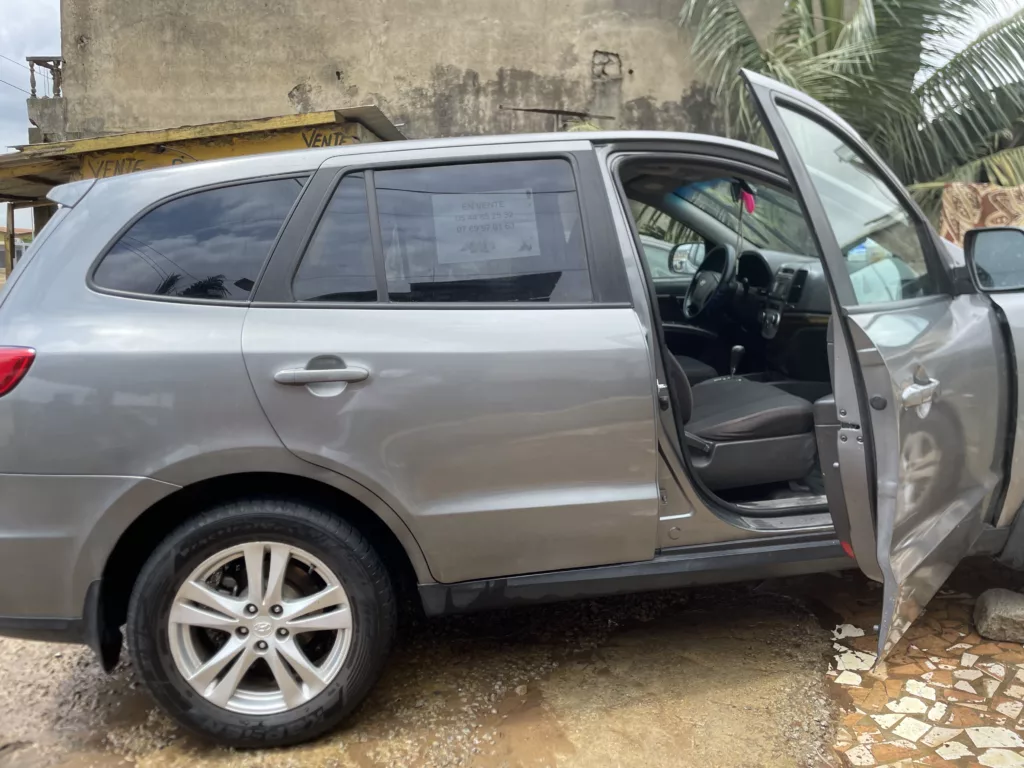 RAPIDE RAPIDE HYUNDAI SANTA _FE 2011 Boîte automatique Consommation Essence ⛽️ 6 cylindres Tout papier à jour Prix 6000000revoir