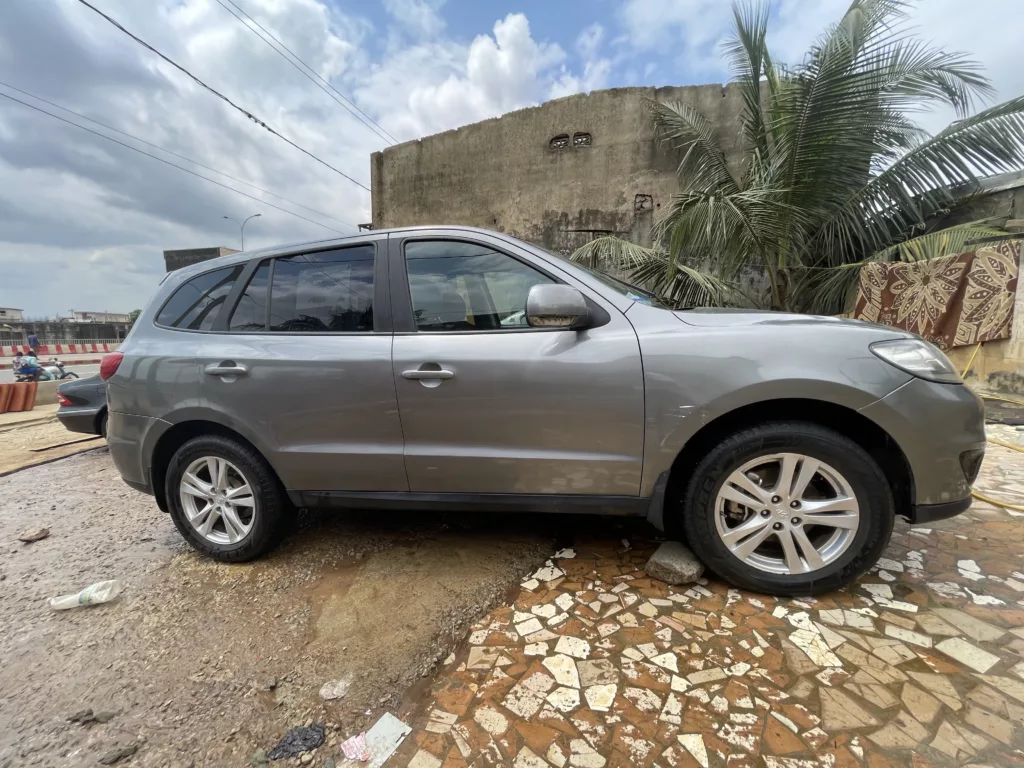 RAPIDE RAPIDE HYUNDAI SANTA _FE 2011 Boîte automatique Consommation Essence ⛽️ 6 cylindres Tout papier à jour Prix 6000000revoir